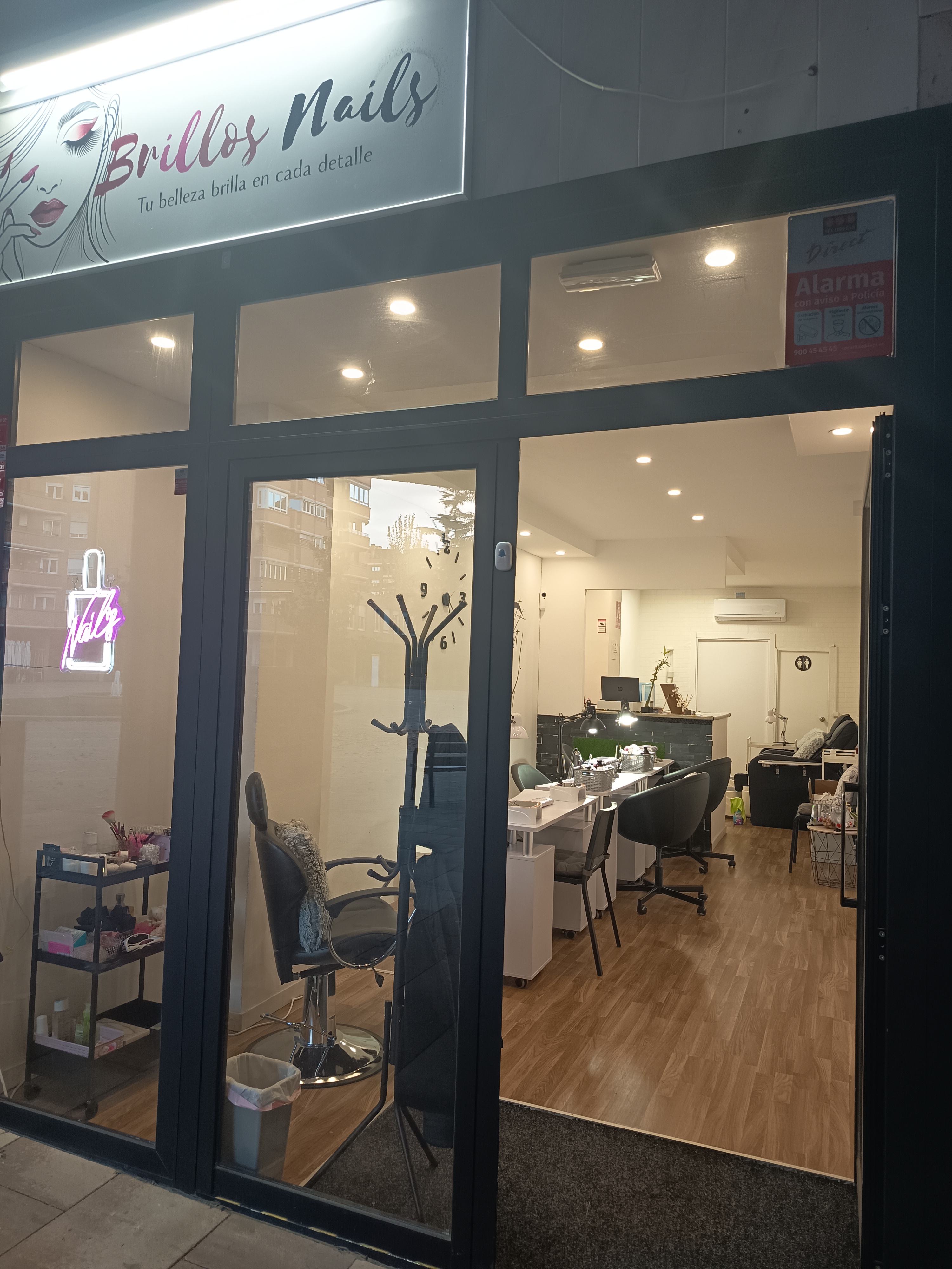 Thumbnail Glitter Nails